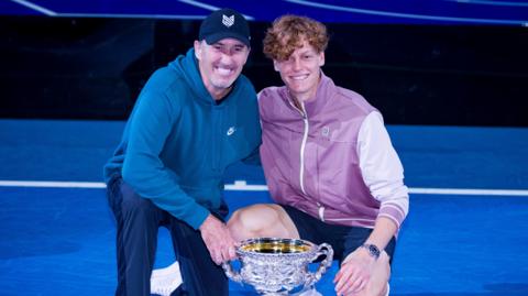 Darren Cahill and Jannik Sinner with the Australian Open trophy in 2024