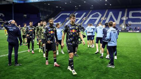 Leeds United players looks dejected