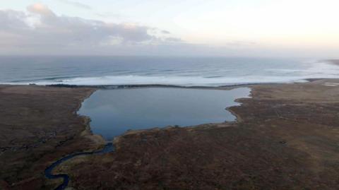Sealladh air a' mhuir far chosta Leòdhais far am biodh an tuath-gaoithe air a thogail