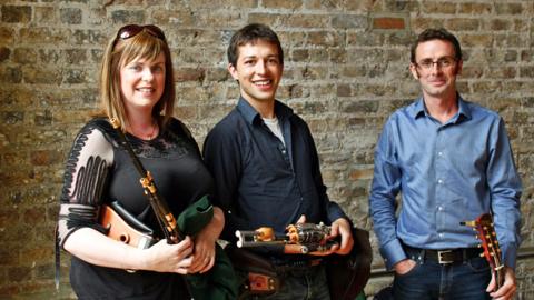 Carol Ann NicAoidh, Maitiú Ó Casaide agus Éamon Doorley