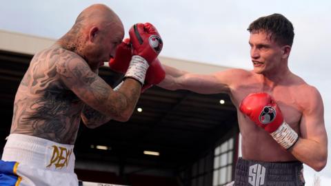 Sam Hickey fighting Harley Hodgetts
