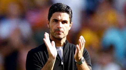 Arsenal manager Mikel Arteta claps