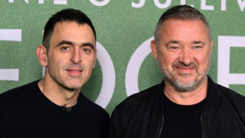 Ronnie O'Sullivan and Stephen Hendry smile