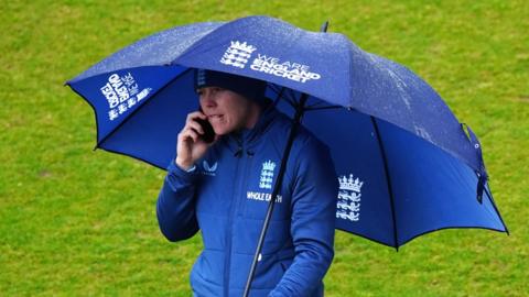 Heather Knight under an umbrella