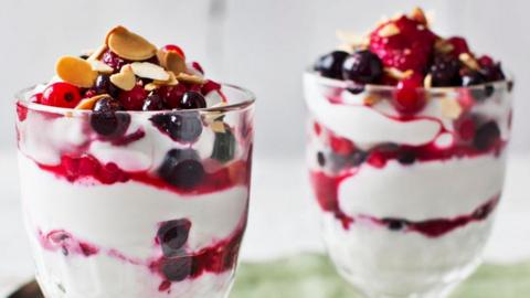 Yoghurt with berries and almonds
