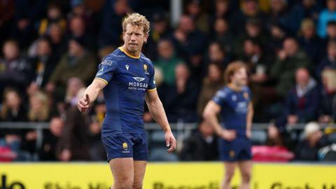 Billy Twelvetrees of Worcester gives a thumbs up to his team-mates
