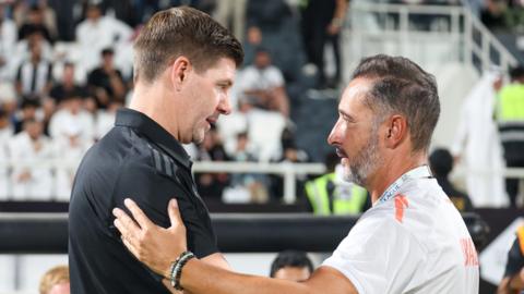 Vitor Pereira greets Steven Gerrard during a game in Saudi Arabia 