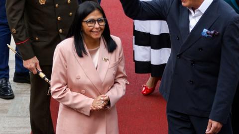  Delcy Rodriguez wearing a pink suit and black glasses