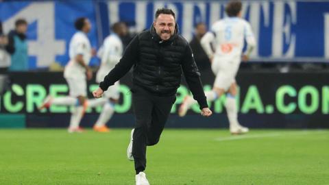Roberto de Zerbi celebrates a Marseille goal