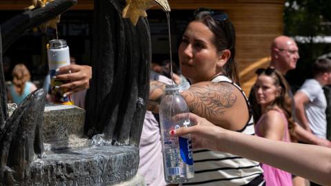 People using a water fountain to top up their water bottles in the Spring heat to keep cool and hydrated during the first heatwave of the year on 23rd May 2026 in London, United Kingdom. Temperatures are set to reach 30 degrees centigrade approximately in the capital, as people both enjoyed the sunshine and heat, while others sought shade to keep cool.