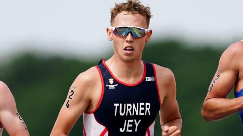 Ollie Turner races in the 2022 Commonwealth Games triathlon