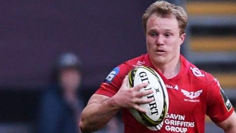 Blair Murray attacks for Scarlets