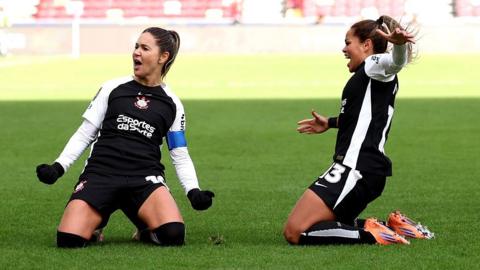 Corinthians Gabi Zanotti and Duda Mineira celebrate on their knees