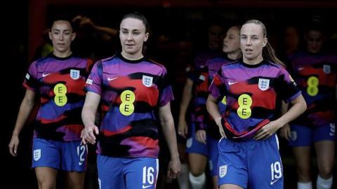 Niamh Charles and Beth Mead leading out the team
