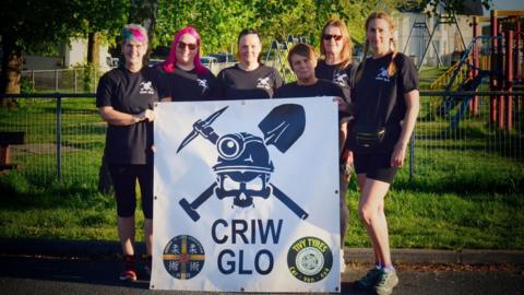 Y chwe cludwr glo ar gychwyn eu taith; Cindy Rogers, Andrea Stinton, Sarah Wootton, Rachel Rees-Walters, Afryl Puetz ac Emily Davies