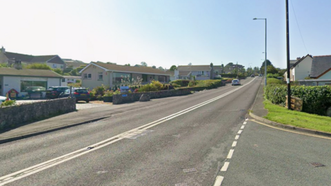 Rhan o'r A5025 yn ardal Porthllechog ger Amlwch