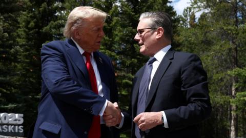 Trump and Starmer shake hands 