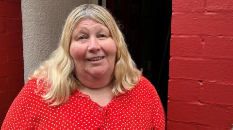 Rebecca Chadwick y tu allan i'w chartref yn Clydach Terrace, Ynysybwl