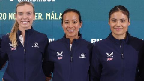 Great Britain captain Anne Keothavong (centre) with Katie Boulter (left) and Emma Raducanu