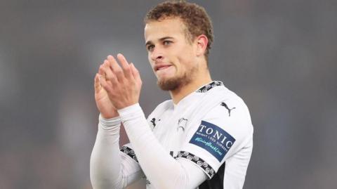 Kenzo Goudmijn claps supporters