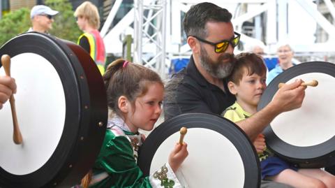 Bodhrán playing by three people
