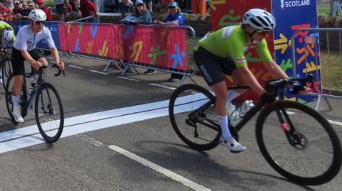 Pippa Inderwick crosses the line to win road race gold