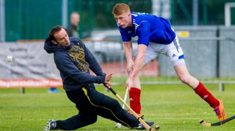 Roddy Dòmhnallach a' cur tadhal do Chaol Bhòid seachad air Graeme Mac a' Phearsain aig Inbhir Aora