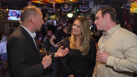 鶹 reporter talks to two Harris supporters in a bar in Pennsylvania