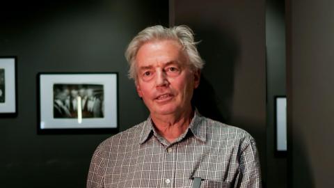 Dafydd Jones mewn arddangosfa o'i waith