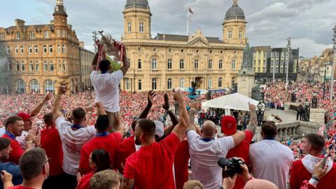 Crowd of Hull KR fans in Queen Victoria Square 