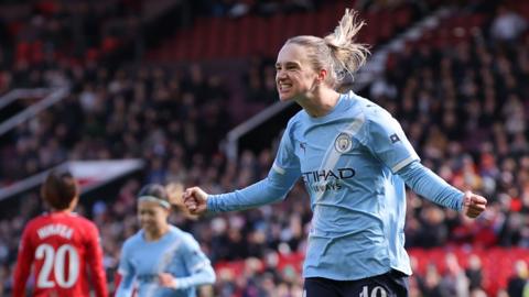 Vivianne Miedema celebrates scoring