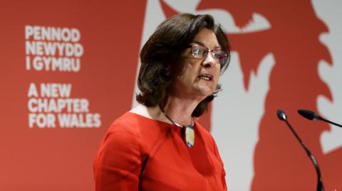 Eluned Morgan yn annerch y dorf yn Abertawe fore Llun 