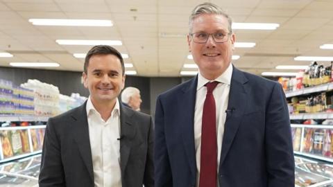 Richard Walker stands next to Prime Minister Sir Keir Starmer in an Iceland