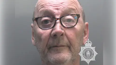 Llun o wyneb James Hughes