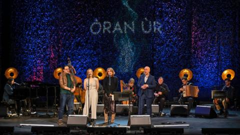 Robbie Anndra MacLeòid, Kim Carnie, Kathleen NicAonghais agus Gillebrìde MacIlleMhaoil