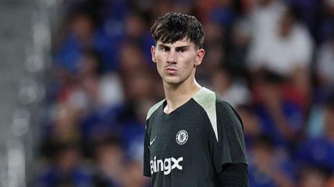 Mike Penders looking towards the camera in a Chelsea training session