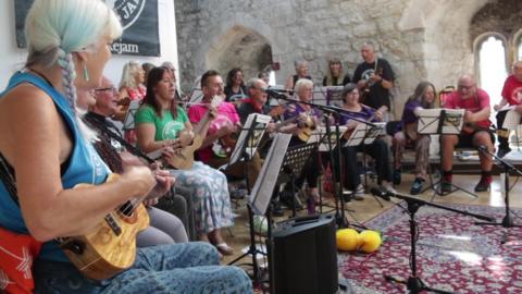 Group picture of the Southampton Ukulele Jam playing together