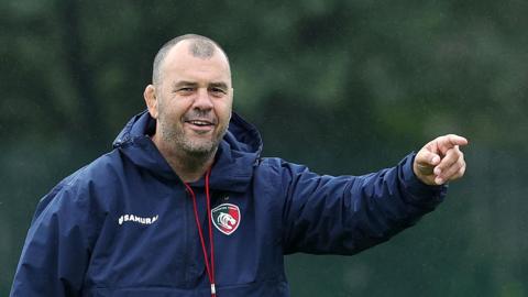 Michael Cheika pointing directions during a Leicester Tigers coaching session