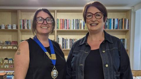 Iola Gilbert a Nia Clwyd Owen