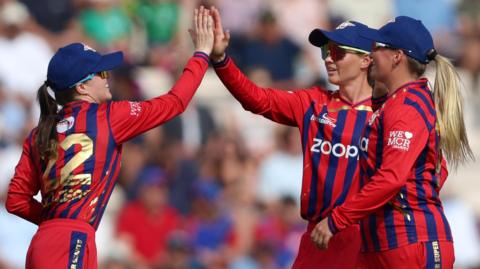 Manchester Super Giants' players celebrate victory over Southern Brave