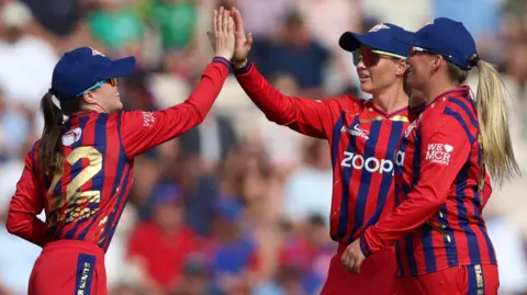 Manchester Super Giants' players celebrate victory over Southern Brave