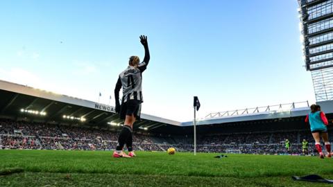 Jordan Nobbs takes a corner for Newcastle United