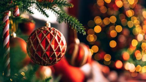 Loinnearain Nollaige air craobh Nollaige