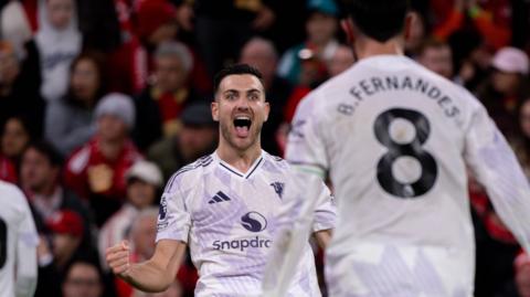 Diogo Dalot celebrates with Bruno Fernandes against Liverpool