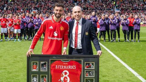 Manchester United skipper Bruno Fernandes was named FWA player of the year earlier this month