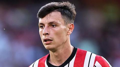 Anel Ahmedhodzic in Championship play-off action for Sheffield United in 2025 