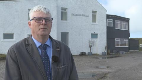 Iain MacAsgaill, aig Comhairle Coimhearsnachd Thiriodh