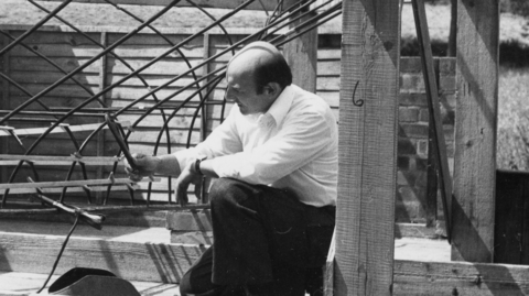 Les Holmes building the frame of the boat