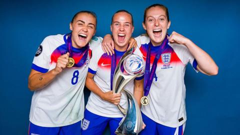 lionesses players with trophy