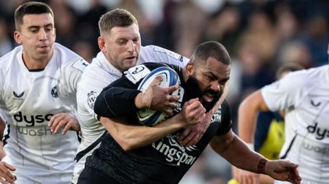 Finn Russell tries to stop Toulon prop Kyle Sinckler